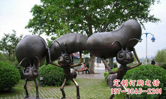 福建蚂蚁之美搬运粮食的公园铜雕