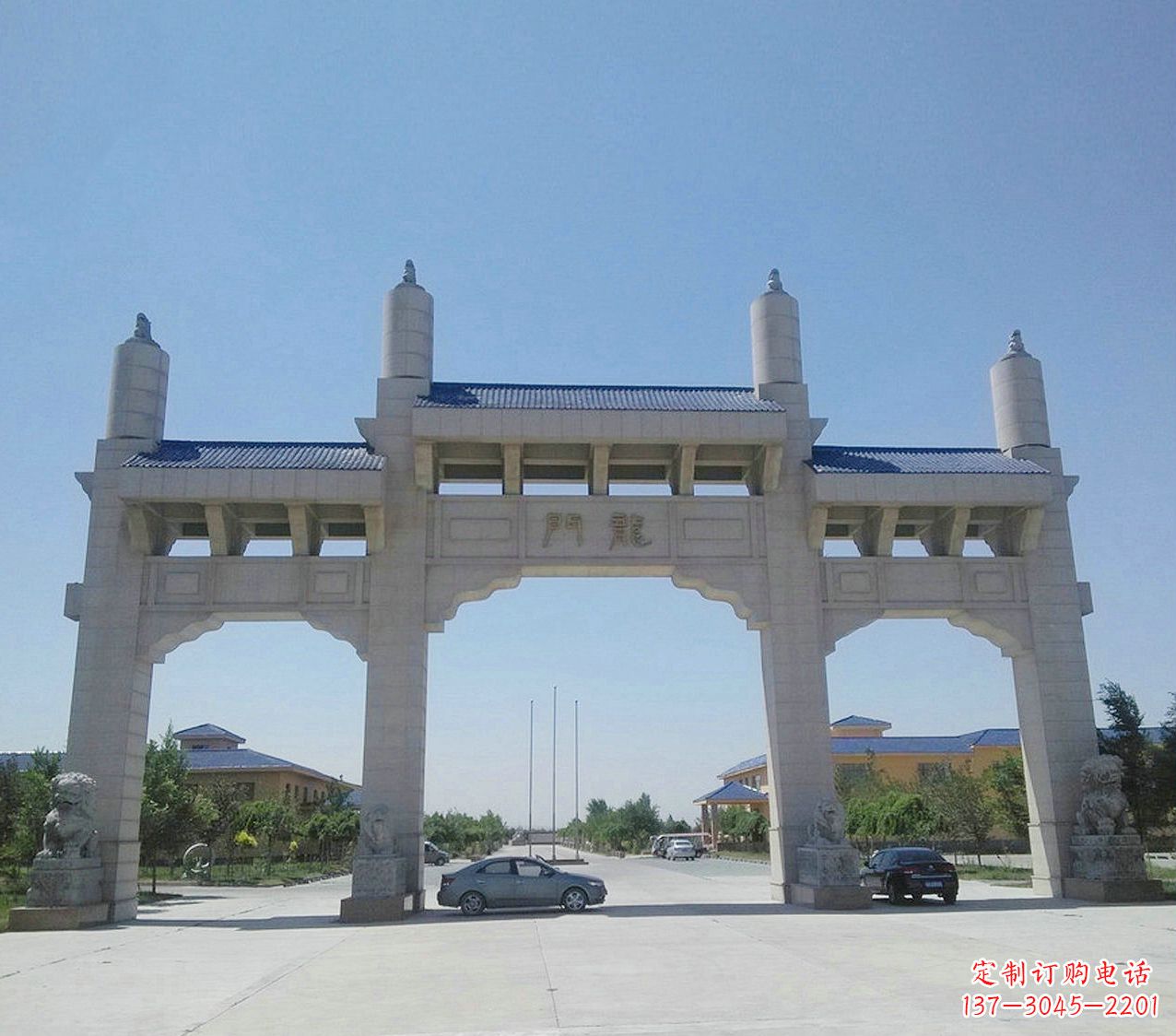 福建宝墨园位于正门石雕牌坊