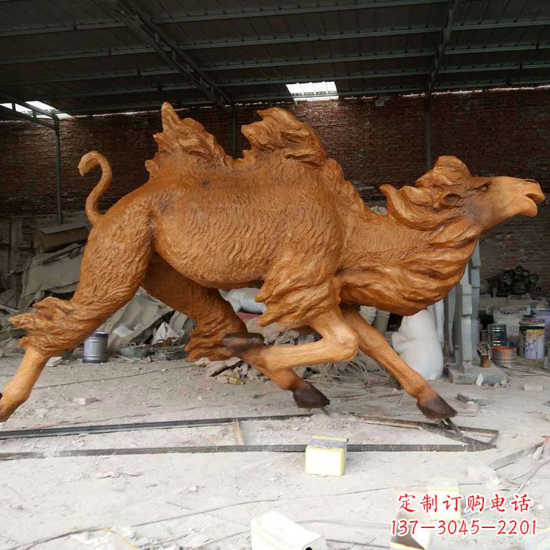 福建奔跑的骆驼仿真雕塑