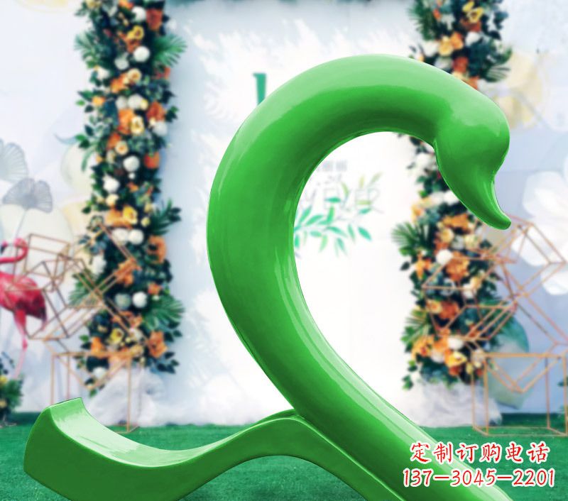 福建新颖抢眼的玻璃钢爱心天鹅雕塑