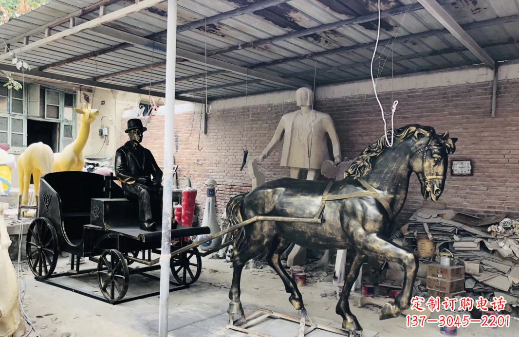 福建玻璃钢仿铜赶马车人物雕塑广场景观雕塑