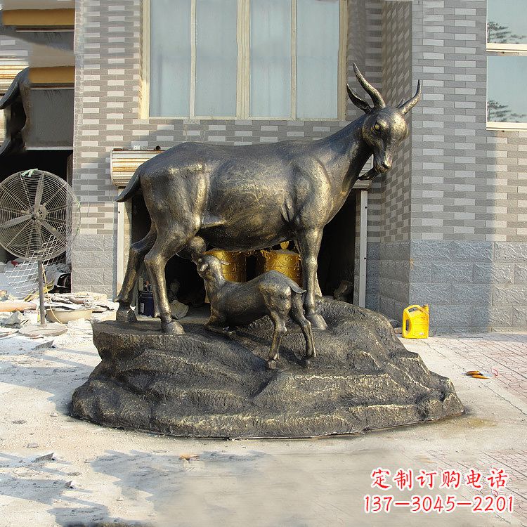 福建玻璃钢仿铜羔羊跪乳景观动物雕塑