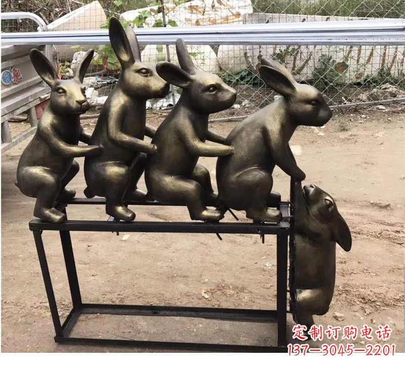 福建玻璃钢兔子雕塑仿铜玩耍的兔子