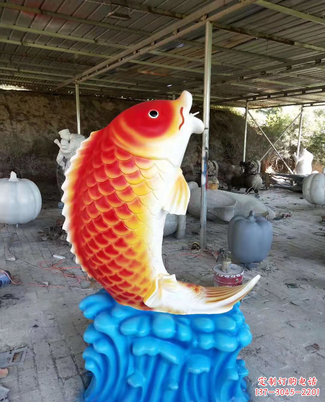 福建玻璃钢制作的精美鲤鱼喷泉雕塑