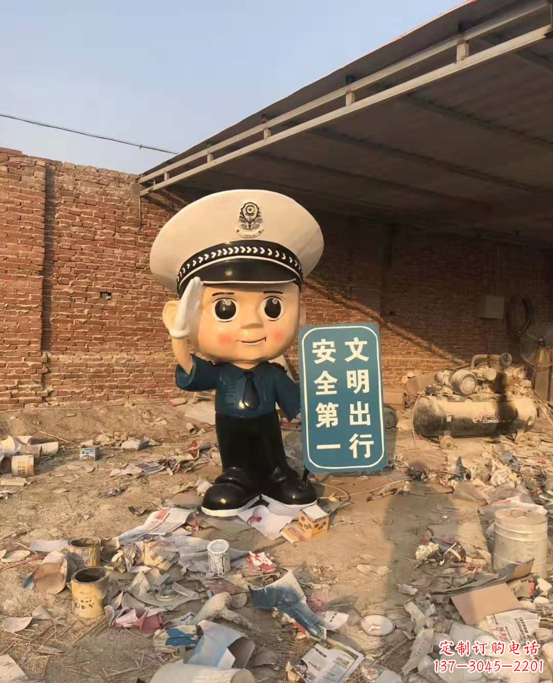福建玻璃钢卡通警察雕塑公园广场安全警示语雕塑