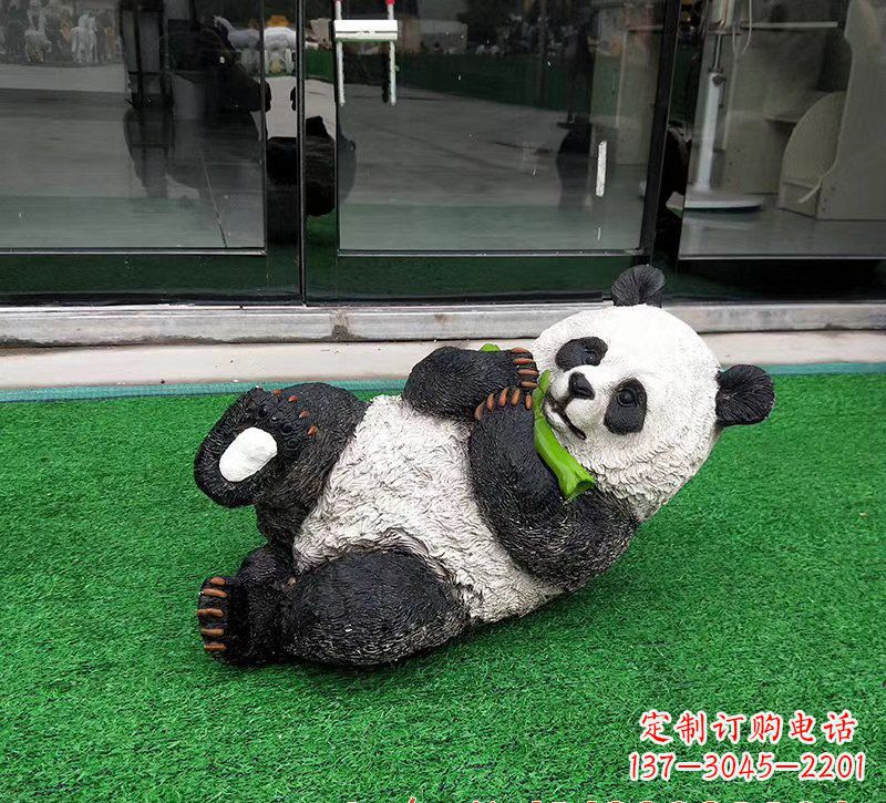 福建玻璃钢熊猫雕塑象征动物保护的艺术品