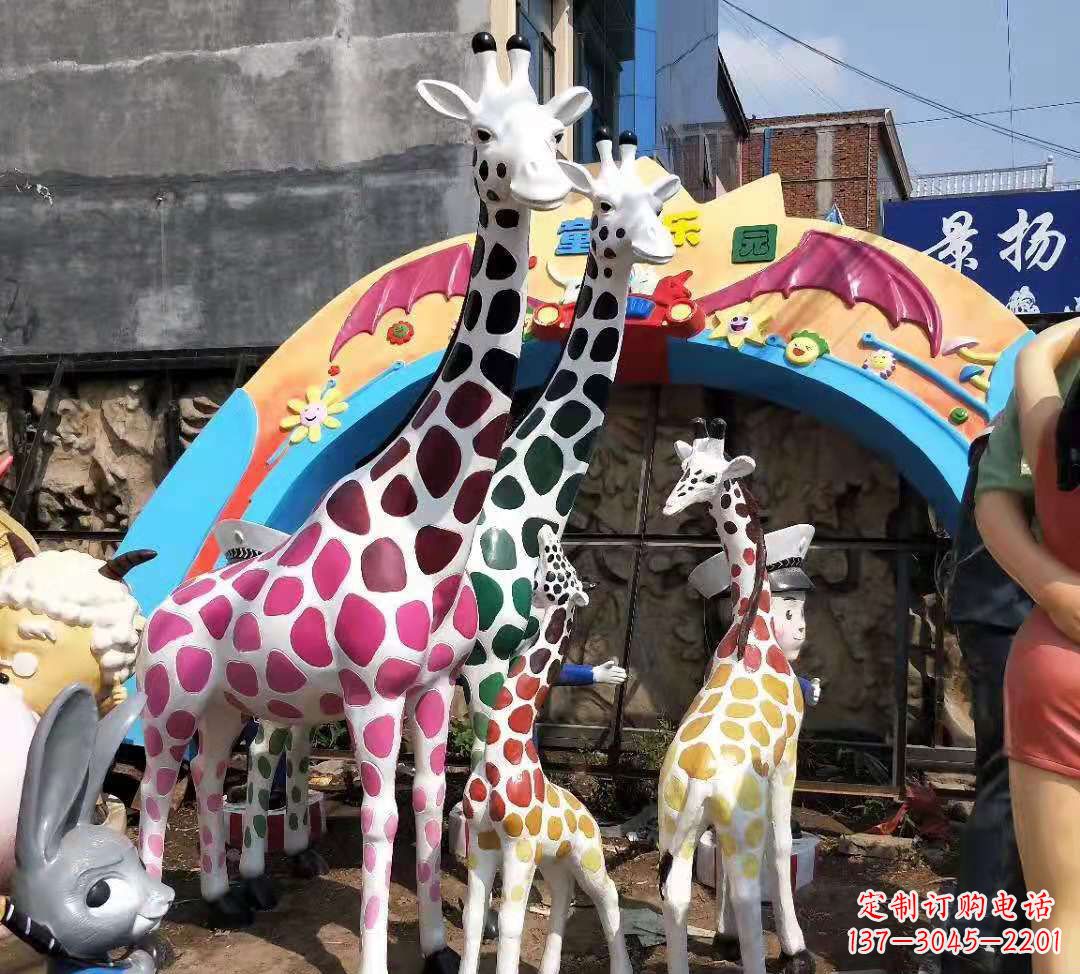 福建玻璃钢材质的长颈鹿雕塑——点缀公园景观