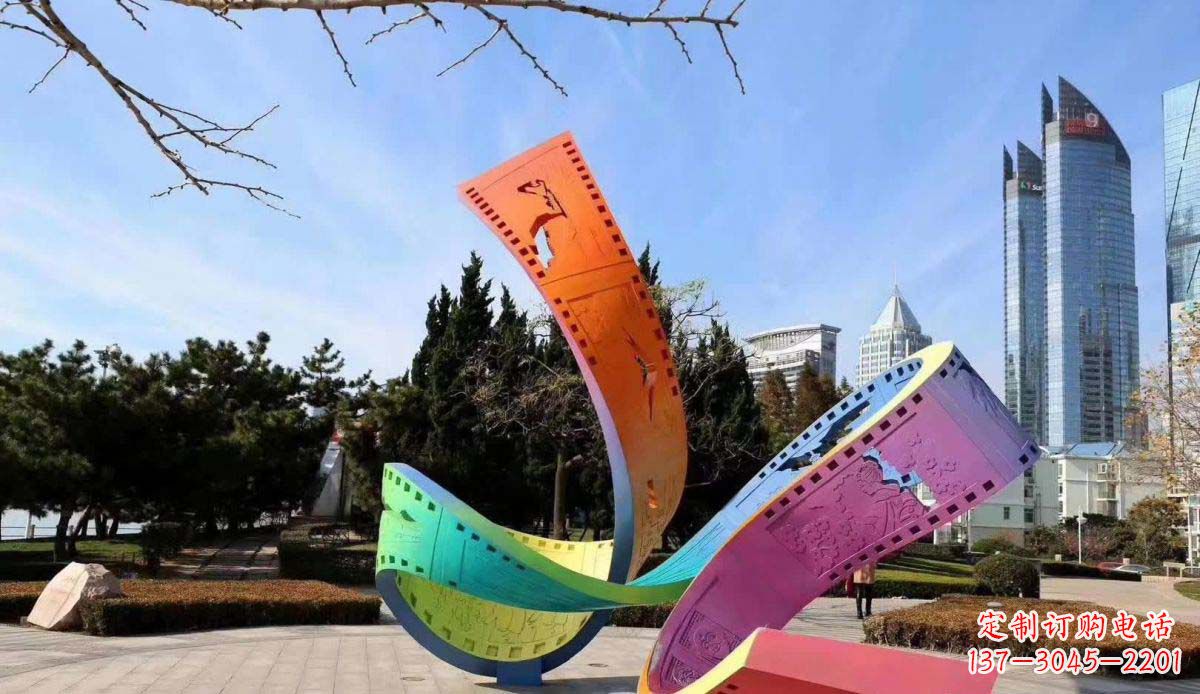 福建不锈钢彩色胶卷雕塑以美丽新颖的艺术形式表达