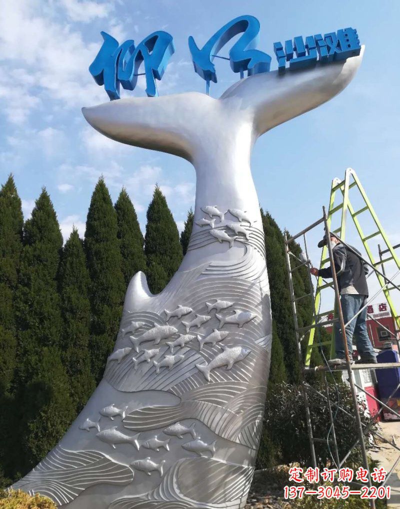 福建城市中的鲨鱼雕塑