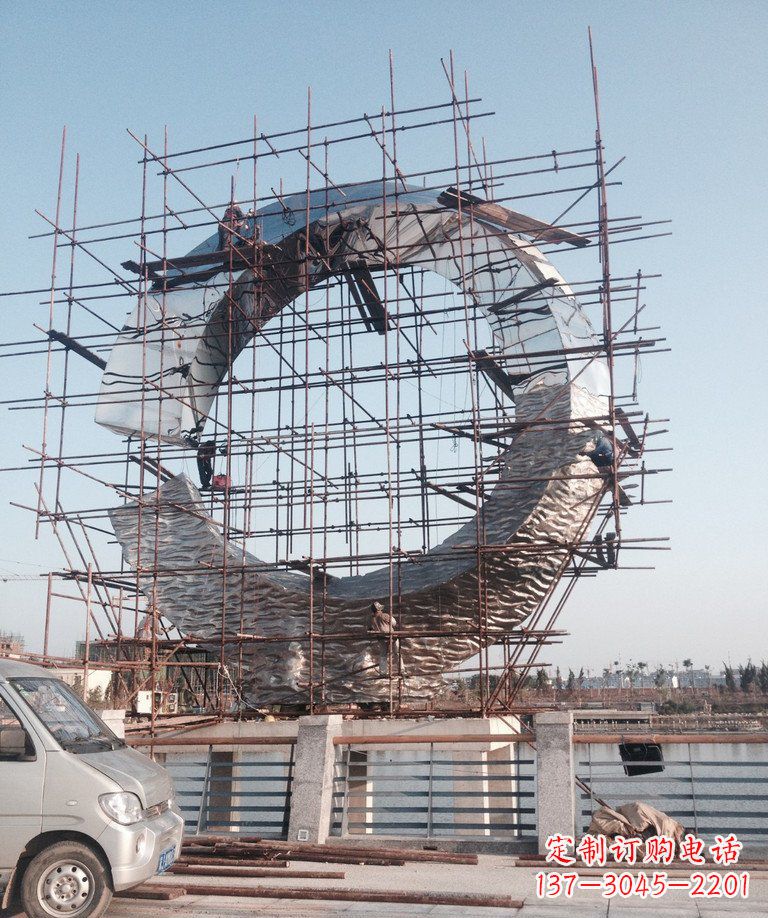 福建不锈钢大型圆环雕塑——一个象征着连接与统一的艺术品