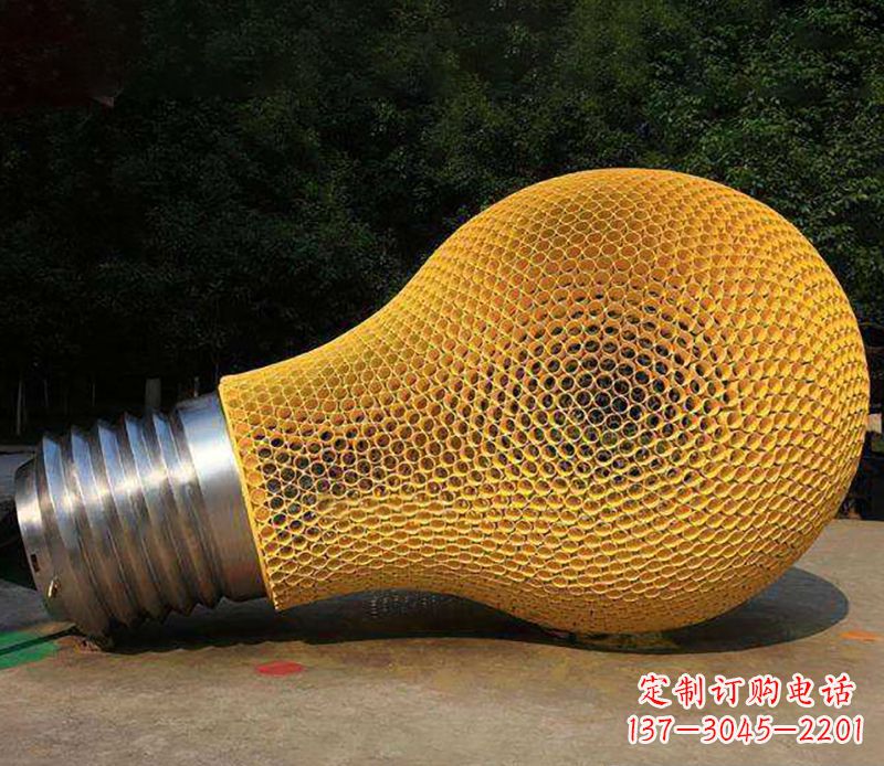 福建不锈钢灯泡雕塑灯光下的美丽
