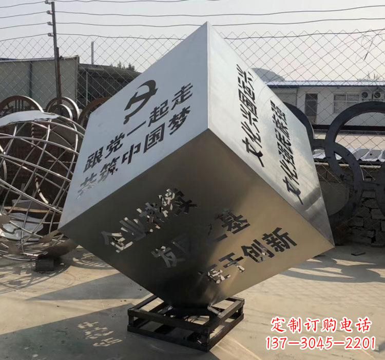 福建不锈钢灯饰魔方雕塑——精妙艺术
