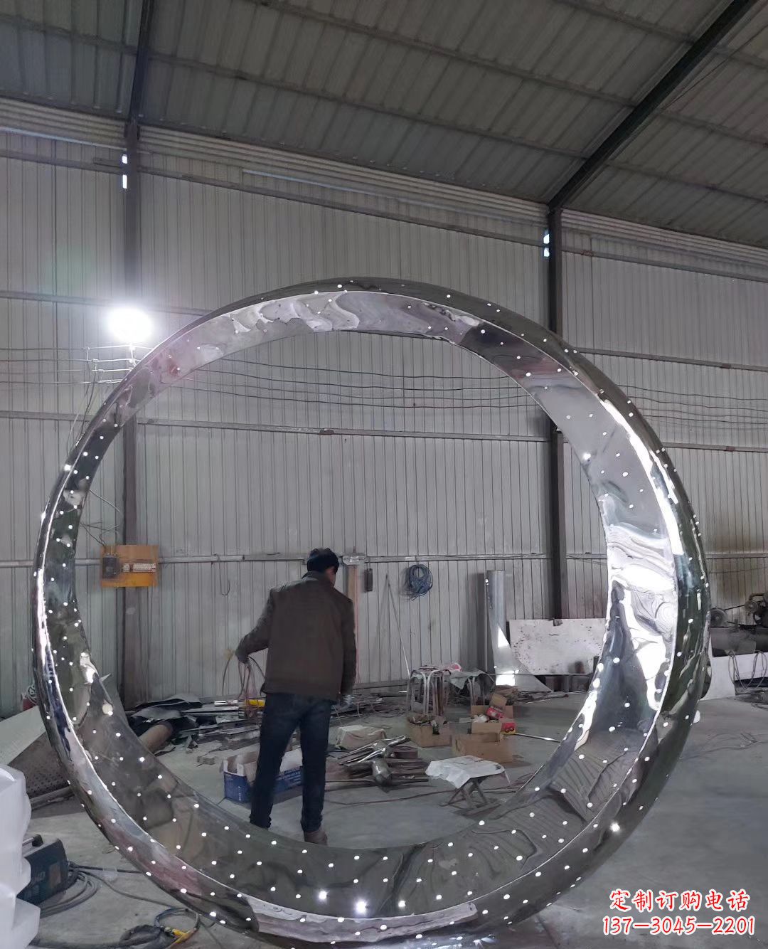 福建璀璨发光的不锈钢圆环雕塑