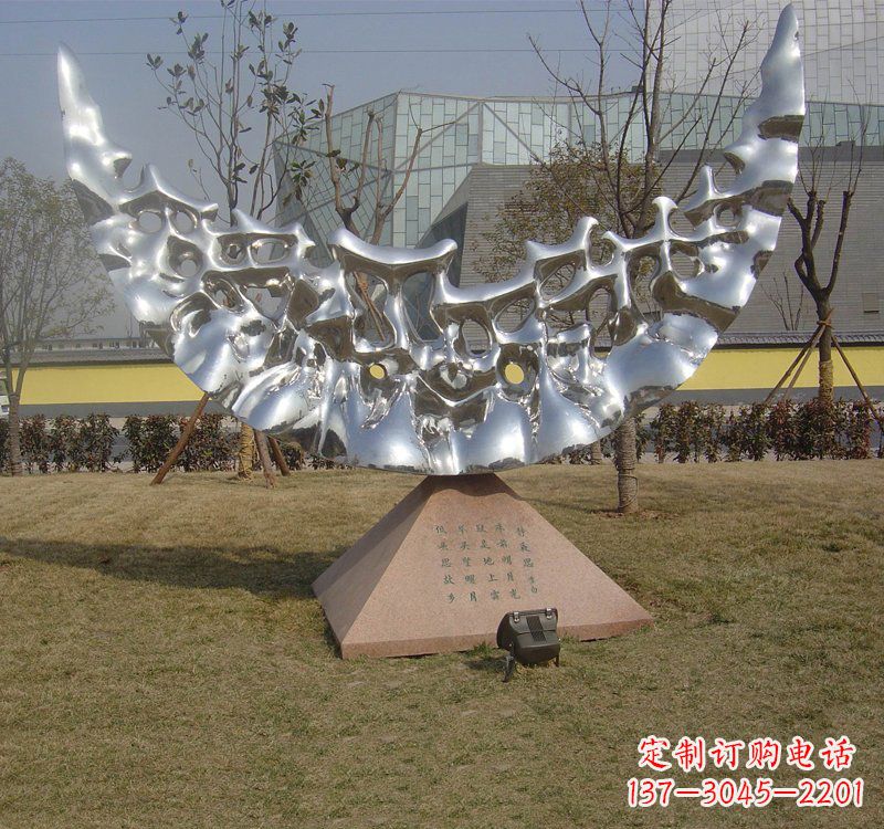 福建不锈钢月亮雕塑象征着无尽的美丽