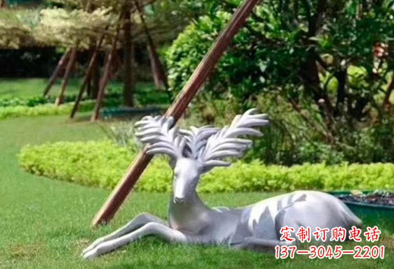 福建不锈钢公园大角鹿雕塑精致而美丽
