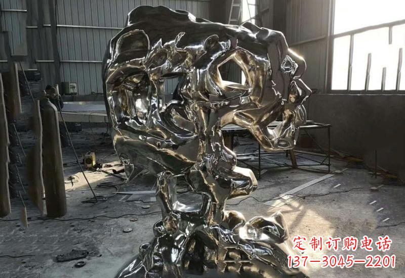 福建太湖石雕塑不锈钢公园的镜面之美