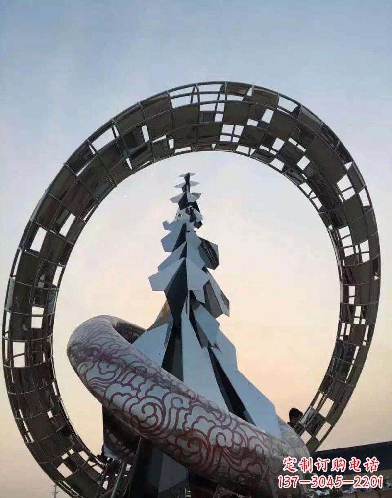 福建不锈钢广场上的松树雕塑