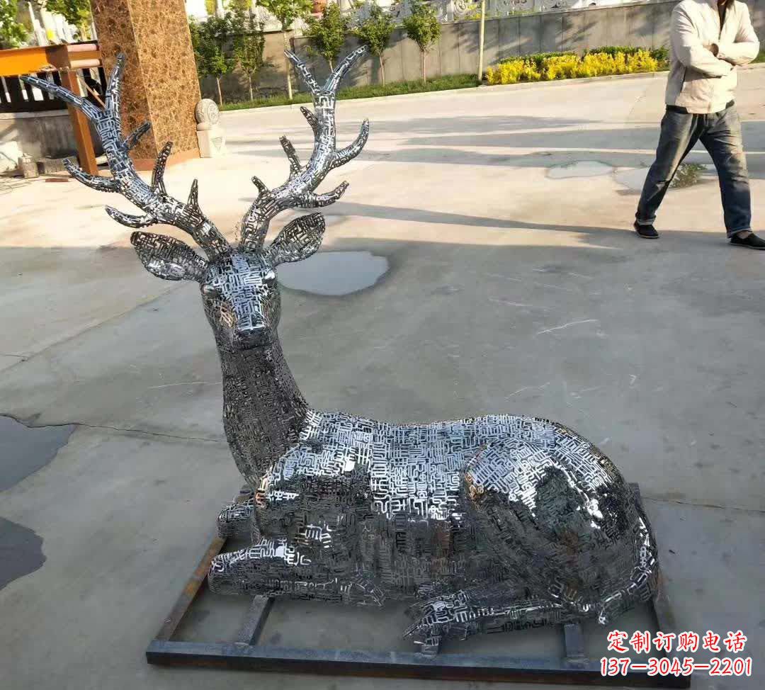 福建梅花鹿雕塑点缀不锈钢广场星空