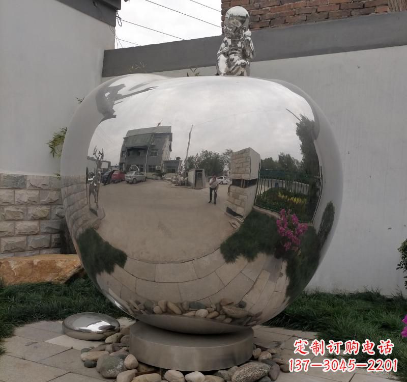 福建不锈钢金色苹果雕塑古典与现代的结合