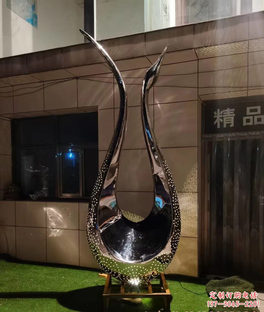 福建不锈钢镜面天鹅雕塑——象征着美丽与坚强