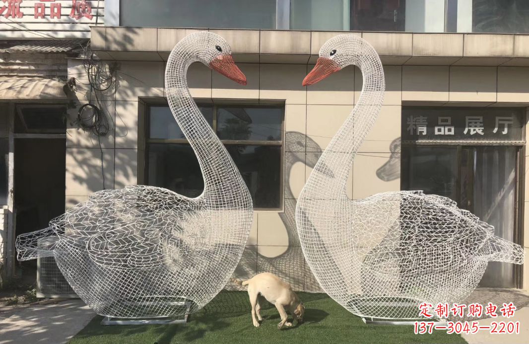福建不锈钢镂空天鹅雕塑给室外增添美感
