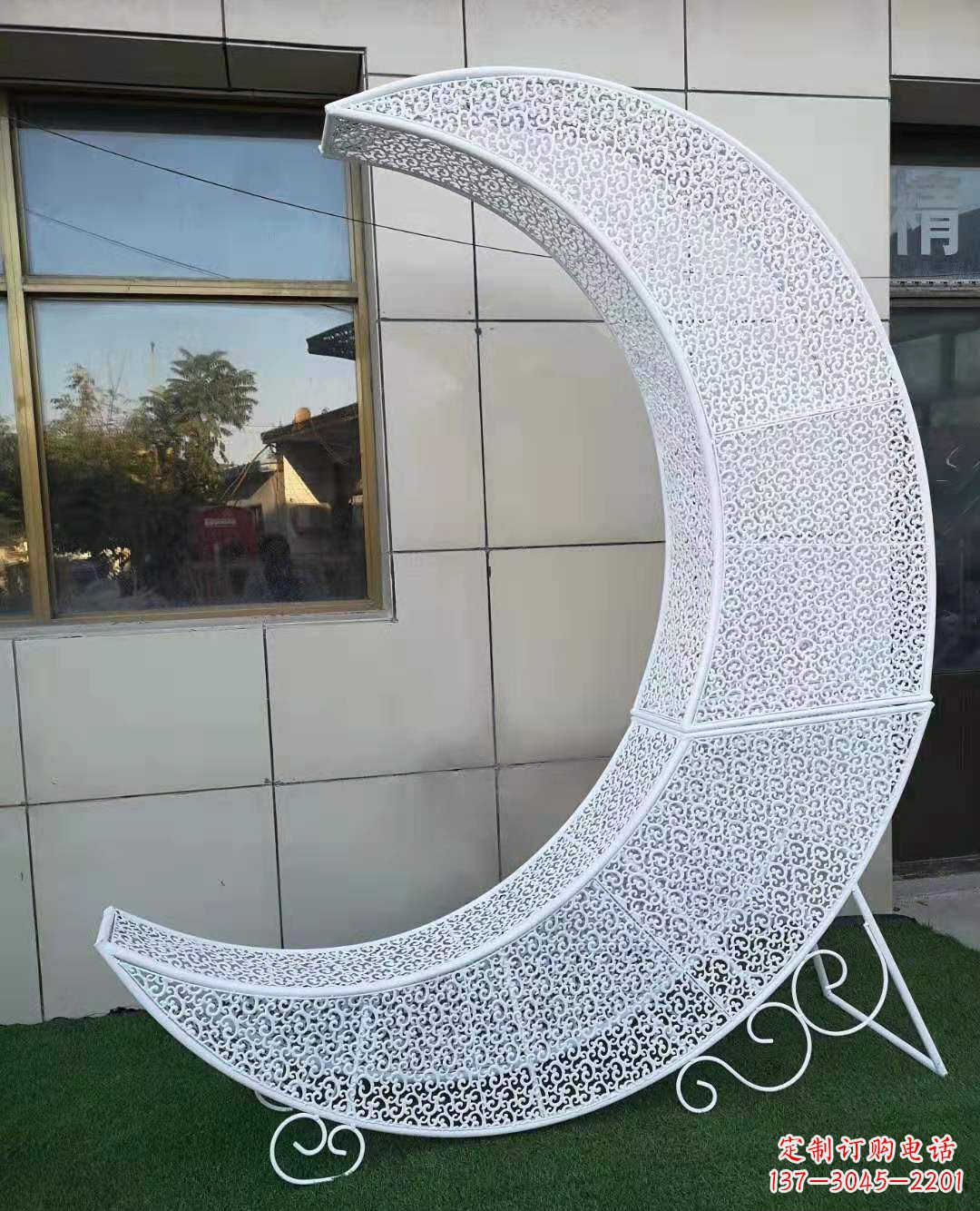 福建不锈钢镂空月亮雕塑给环境带来精彩瞬间