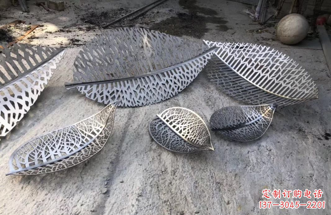福建优雅的不锈钢树叶雕塑