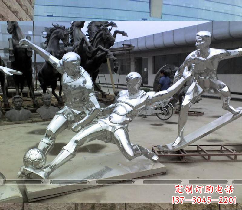 福建不锈钢踢足球玩滑板的人物雕塑