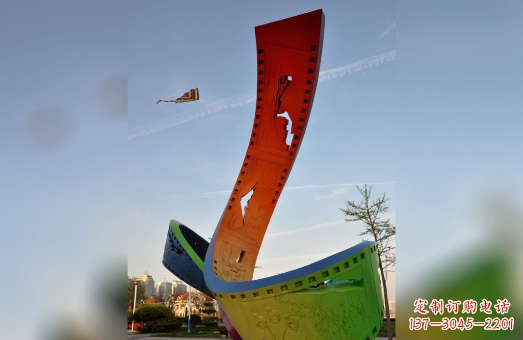 福建不锈钢五彩胶卷广场雕塑——现代美学的象征