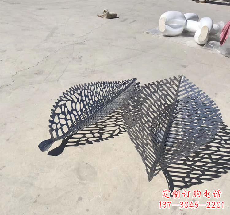 福建不锈钢园林镂空树叶雕塑给空间增添美感
