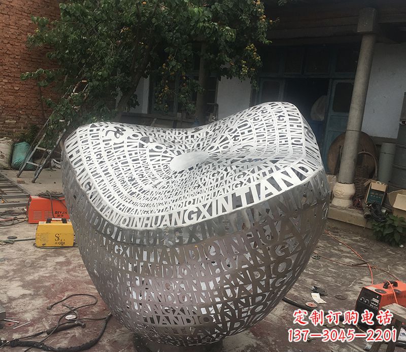 福建不锈钢字母元宝景观雕塑