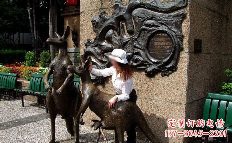 福建袋鼠雕塑——装点步行街的美丽风景