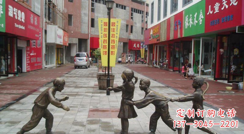 福建步行街玩老鹰捉小鸡的儿童景观铜雕