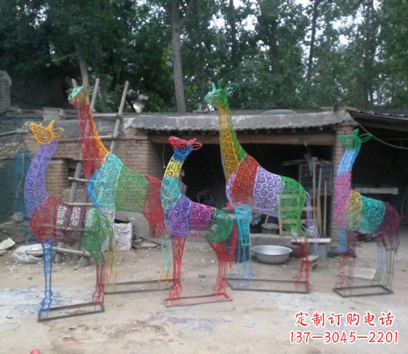 福建彩色不锈钢镂空长颈鹿雕塑它的美丽