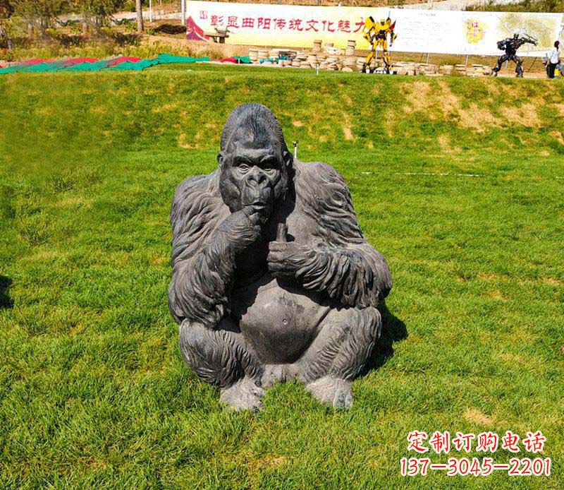 福建猩猩雕塑——草坪猩猩公园的艺术精品