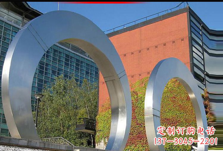 福建城市空间里的不锈钢圆环雕塑