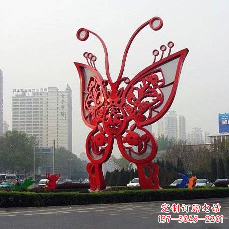福建绿化带上的大型红色蝴蝶雕塑