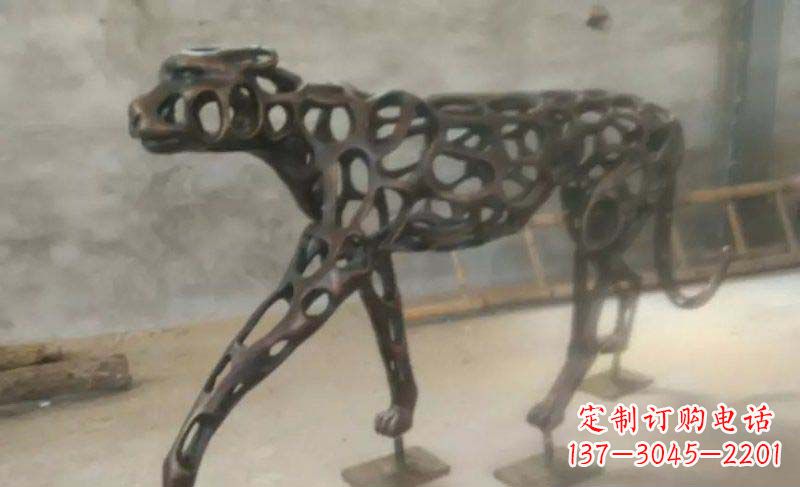福建珍贵的豹雕塑——金钱豹公园的标志