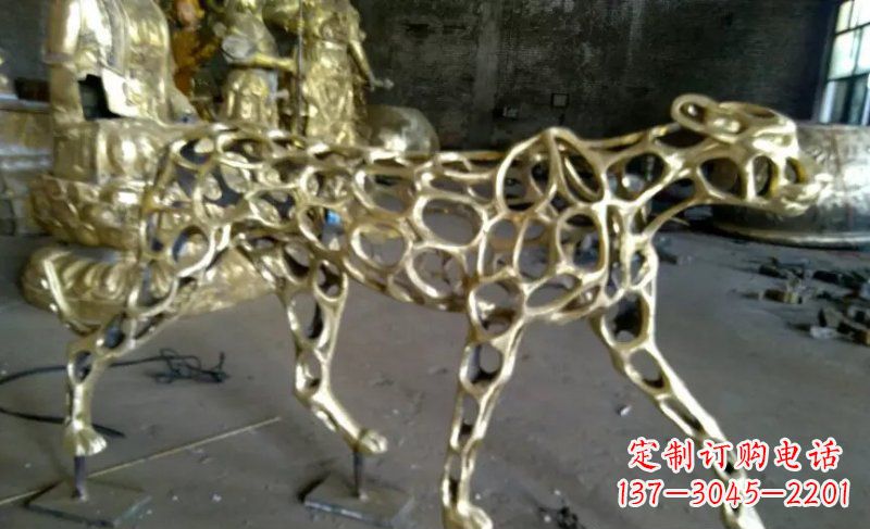 福建静谧的金钱豹雕塑