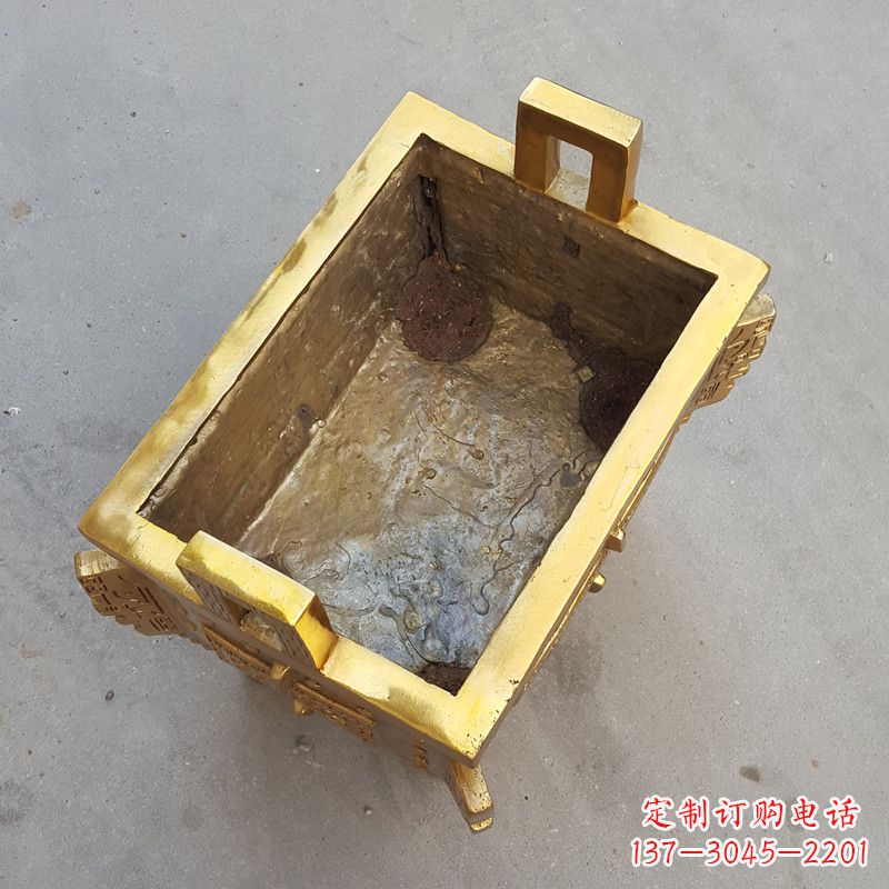 福建以纯铜铸造的金色香炉鼎