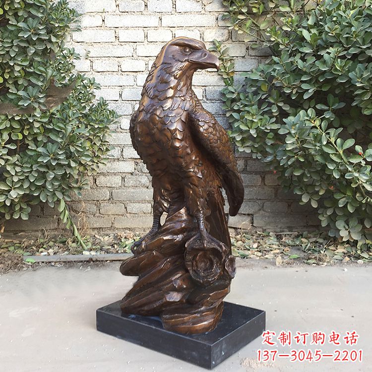 福建铸造精美的老鹰雕塑