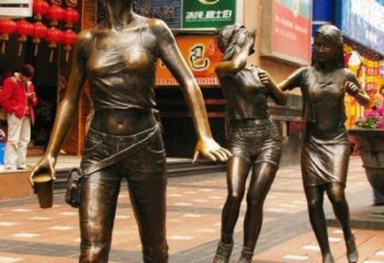 福建步行街逛街的女孩以铜雕的形式永久保存
