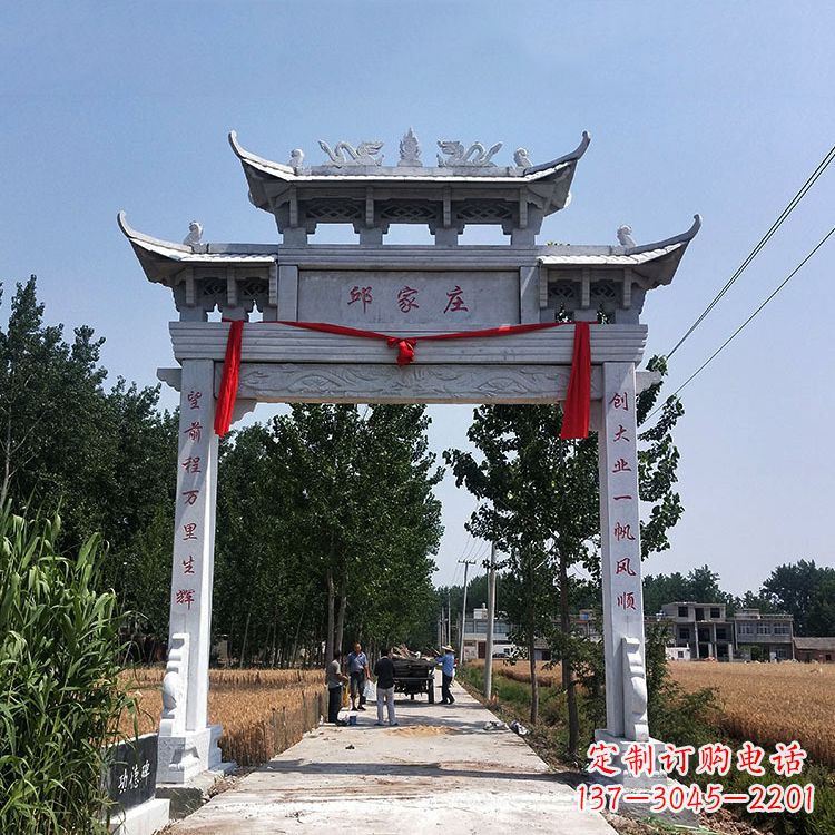 福建古村落中的石牌坊雕塑