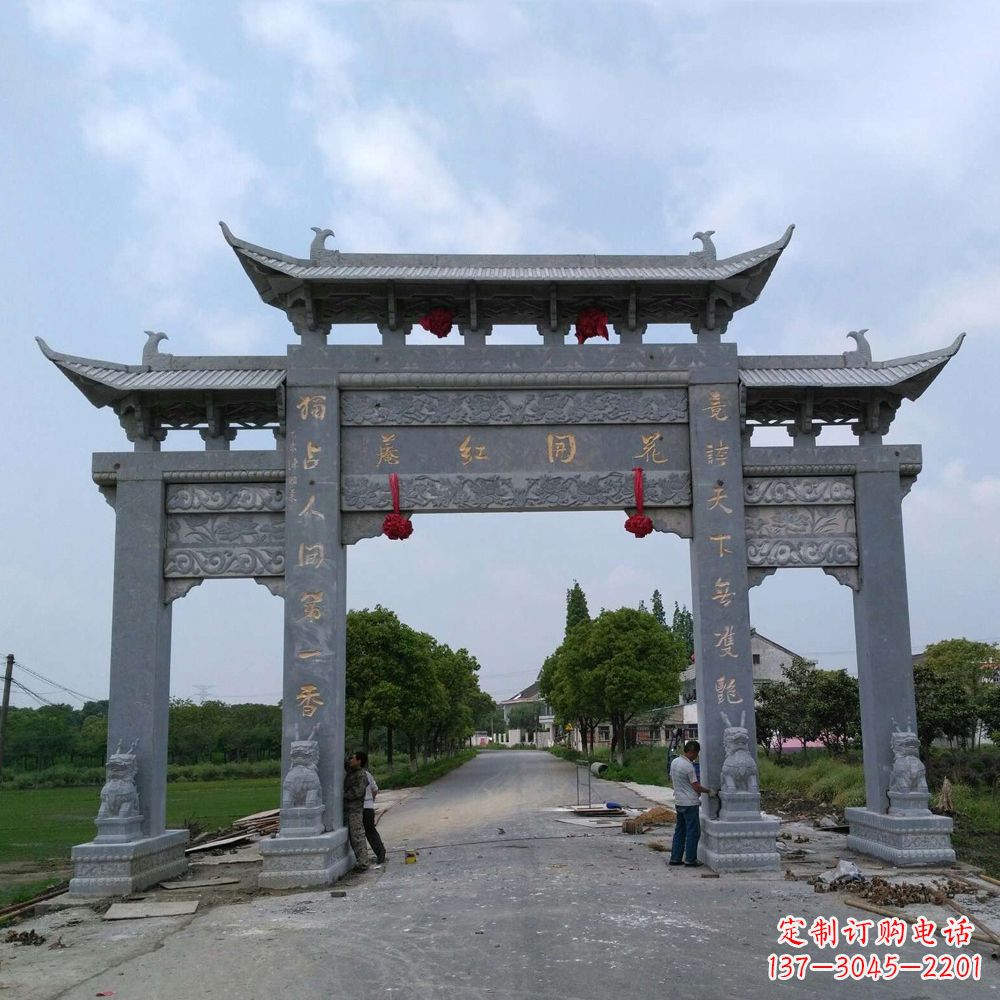福建青石三门牌坊雕塑传承中国古典文化