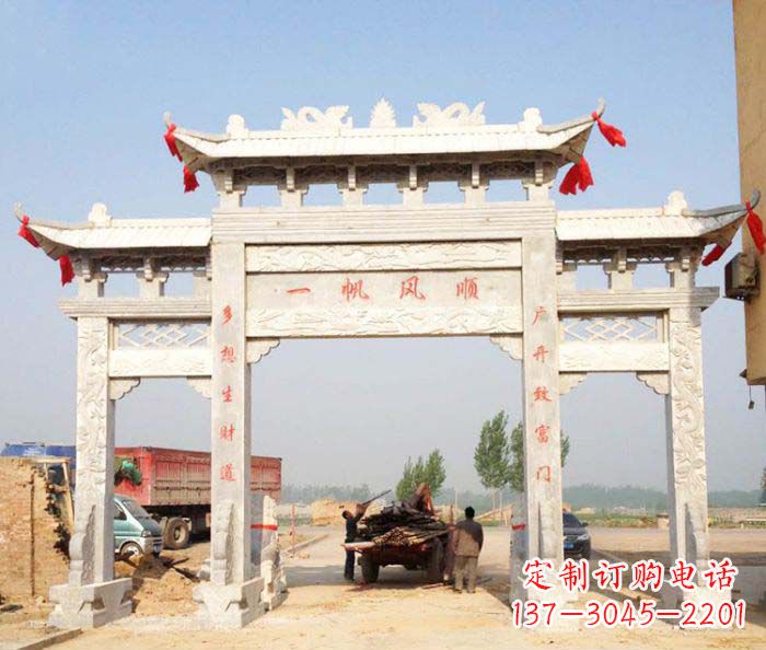 福建村庄大理石三门牌坊石雕。