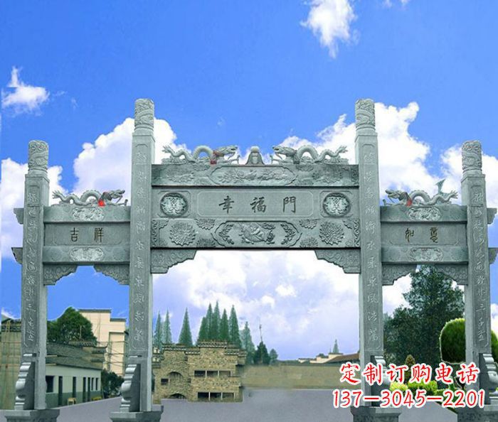 福建村庄三门牌坊的雕塑之美