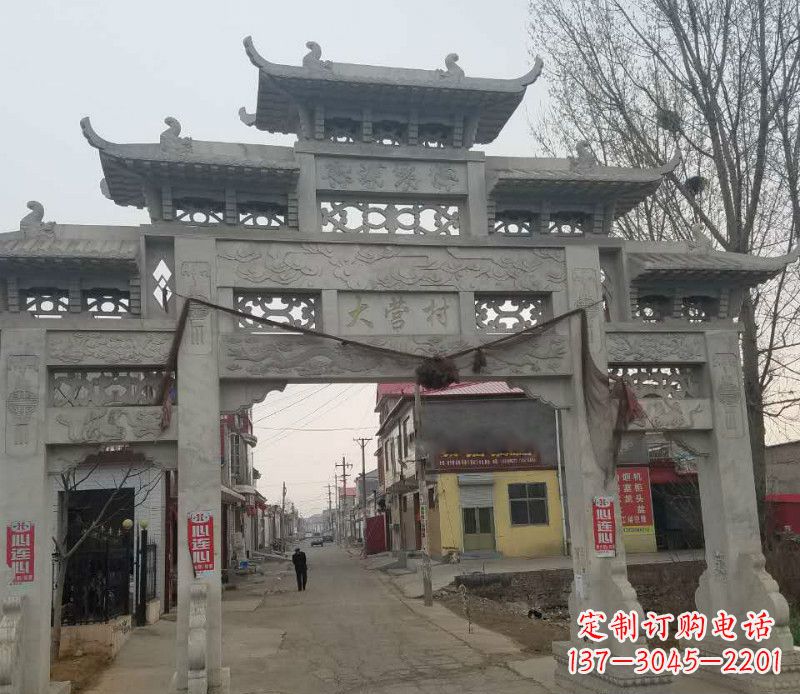 福建村庄三门石牌坊石雕传承古老文化
