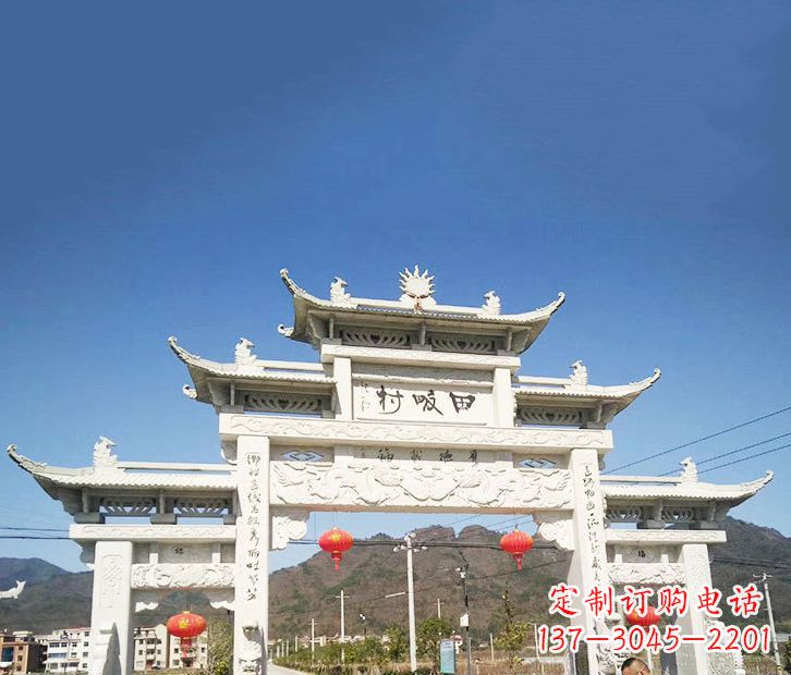 福建村庄的牌坊雕塑