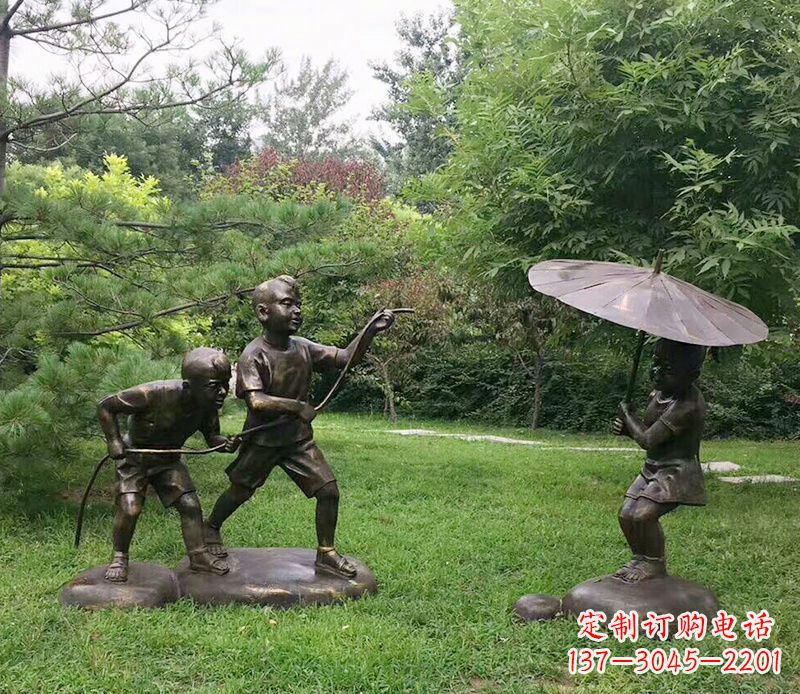 福建打伞玩水的儿童铜雕