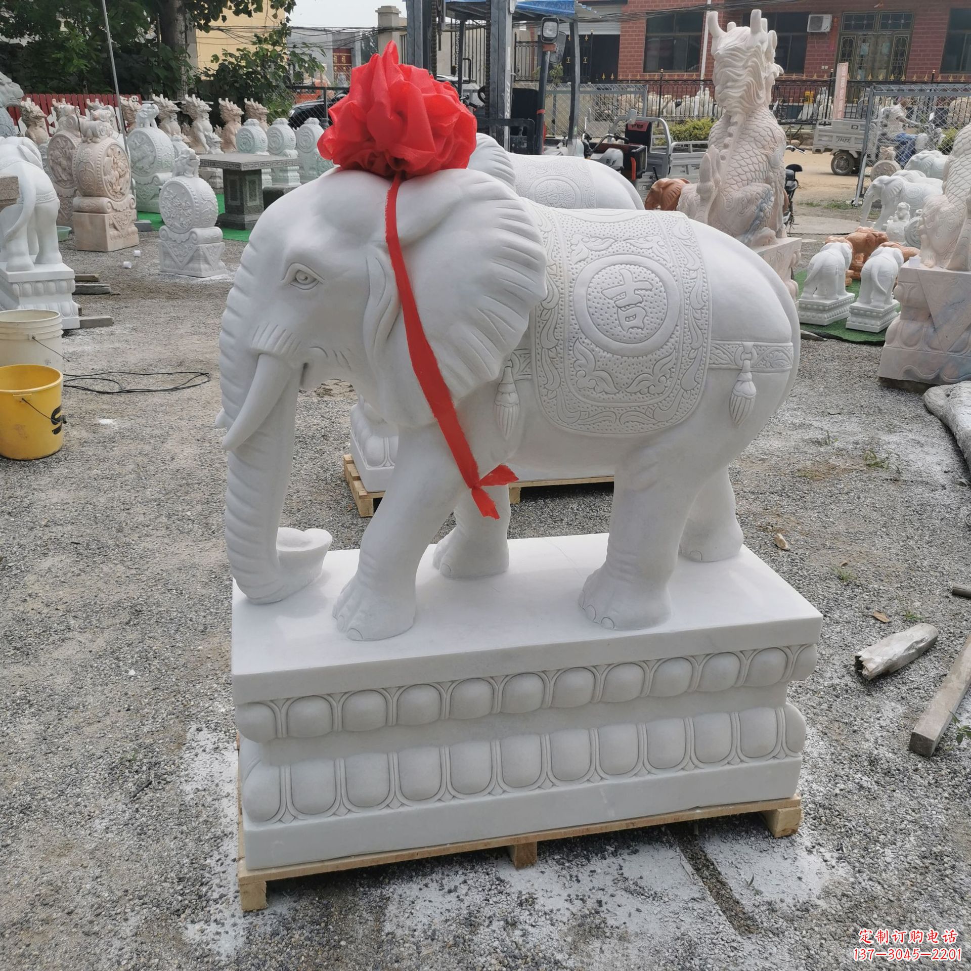 福建迷人的大象石雕卧姿